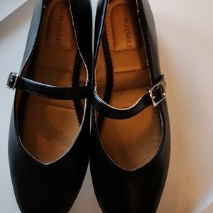 Great and comfortable pair of Cynthia Rowley Sawyer shoes